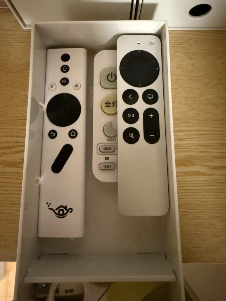 リモコンは棚に格納